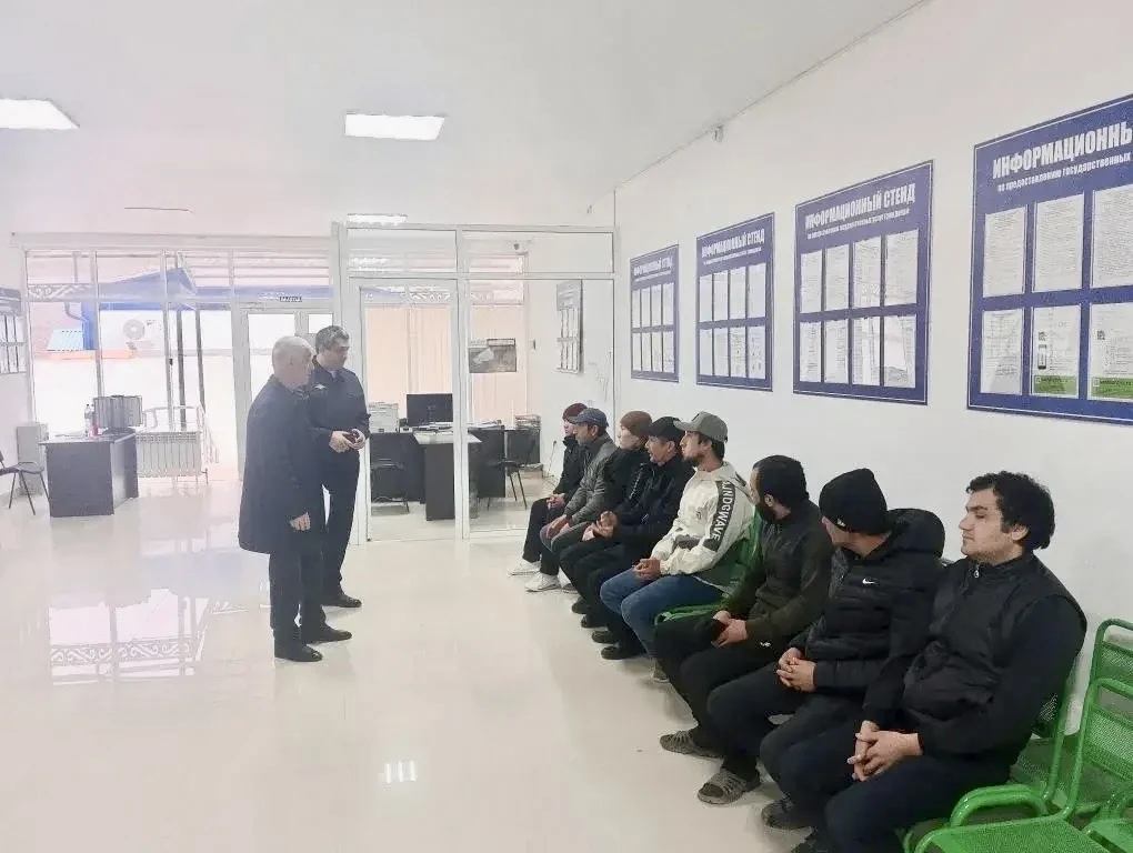 В Карабудахкентском районе 20 иностранным гражданам разъяснили вопросы миграционного законодательства и социальной адаптации